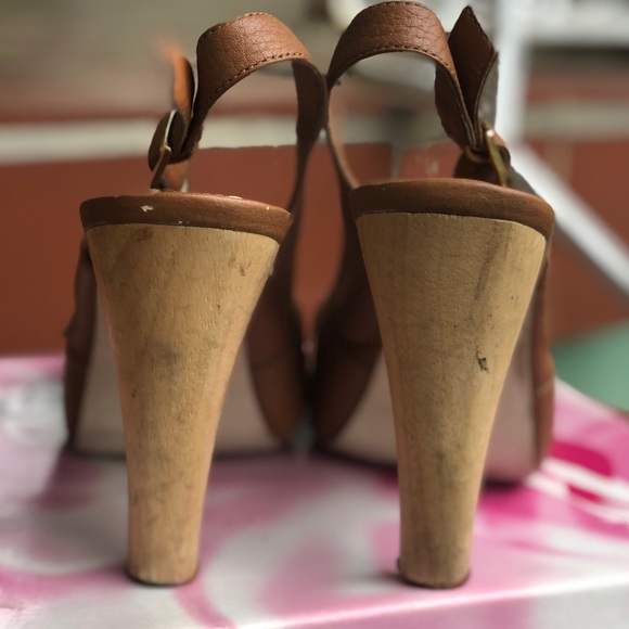 Leather tan peeptoe slingbacks with gold buckles (S2) - Picture 3 of 3